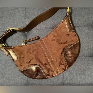 Brown coach handbag with 1 inside zipper pocket